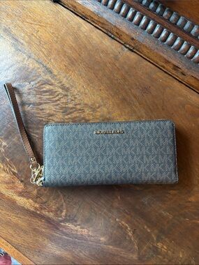 Michael Kors Jet Set wristlet Wallet